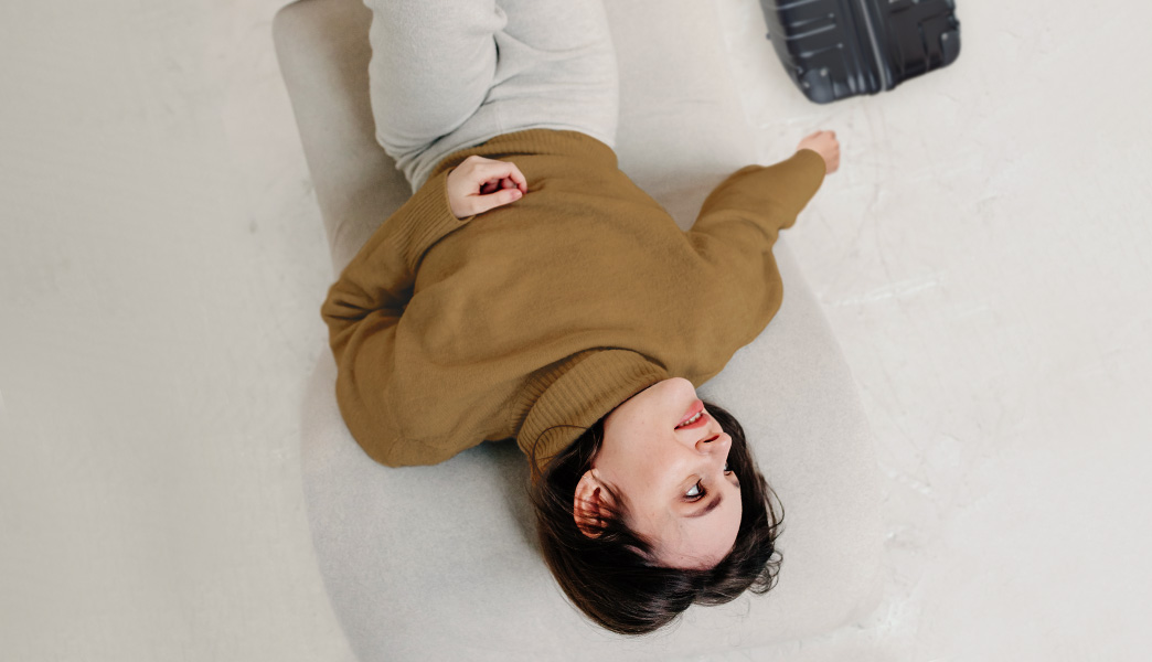 Frau in Airport-Lounge