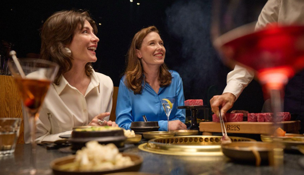 Frauen beim Essen im Grillrestaurant