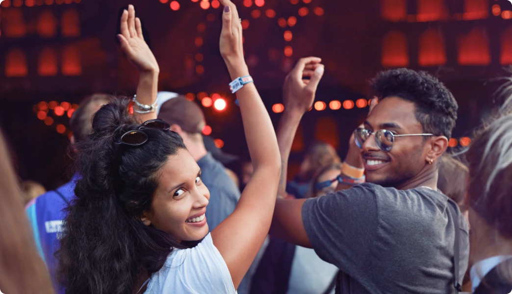 Mehrere Personen bei einem Konzert