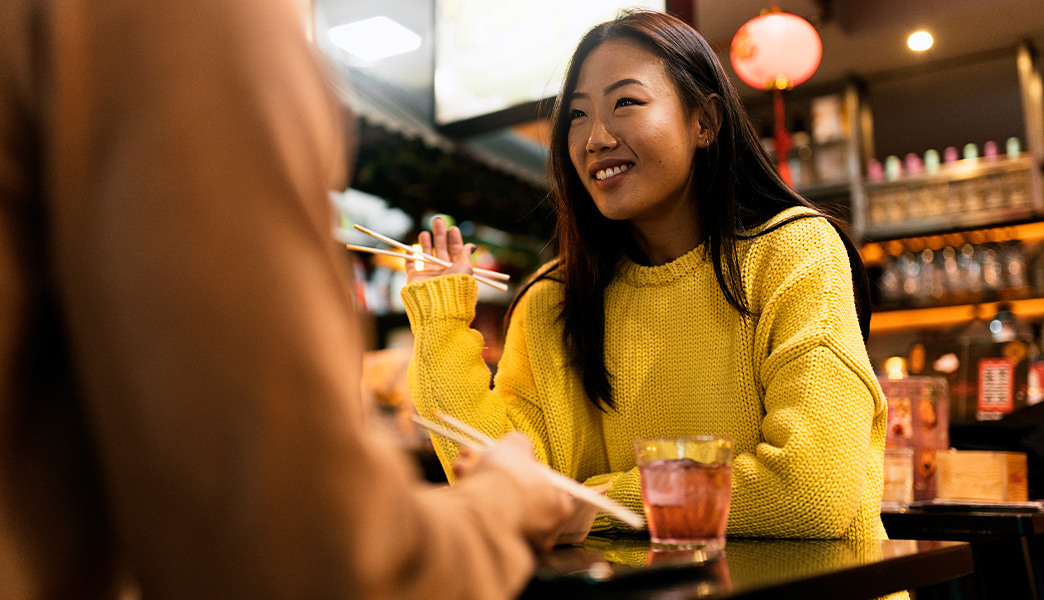 Ein Paar beim Essen in einem asiatischen Restaurant