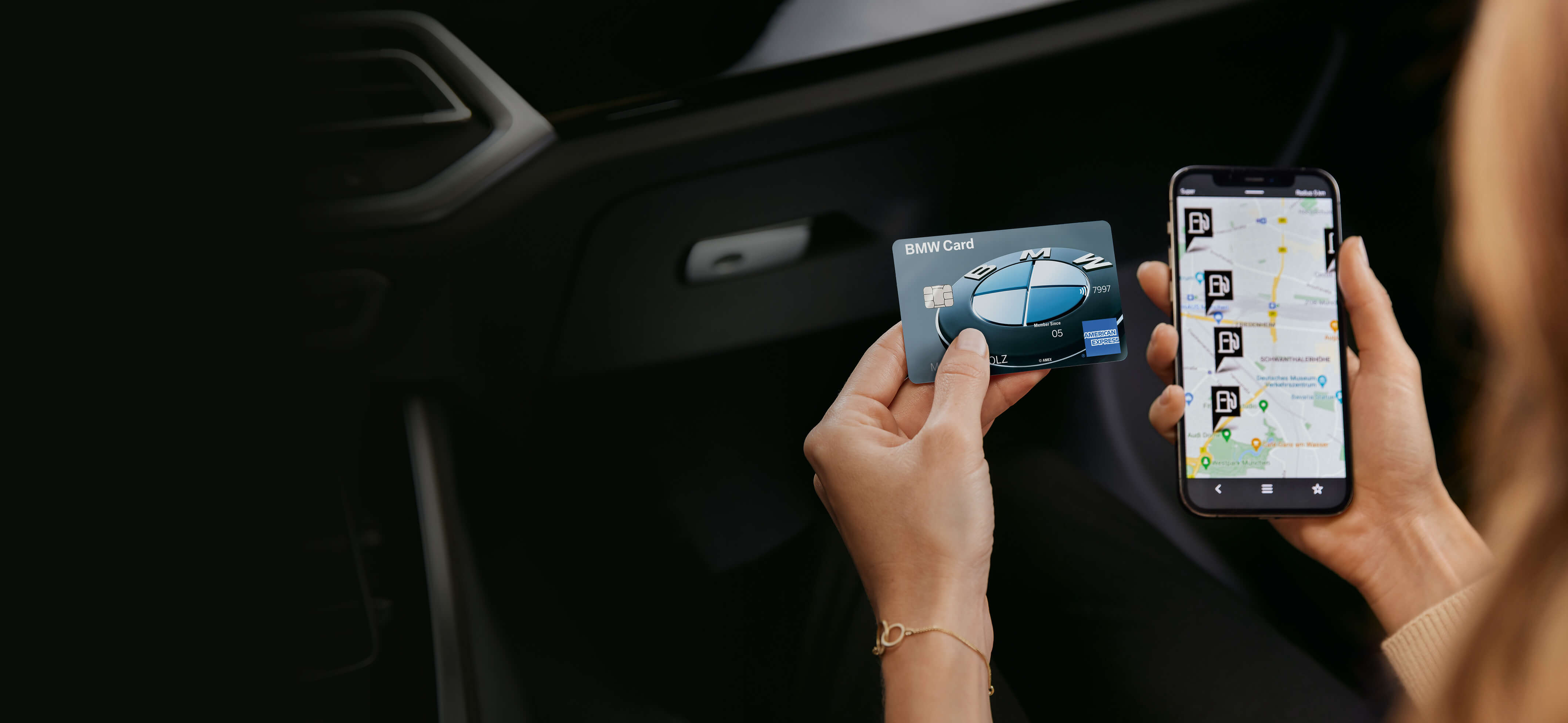 Frau hält BMW Card und Smartphone in der Hand