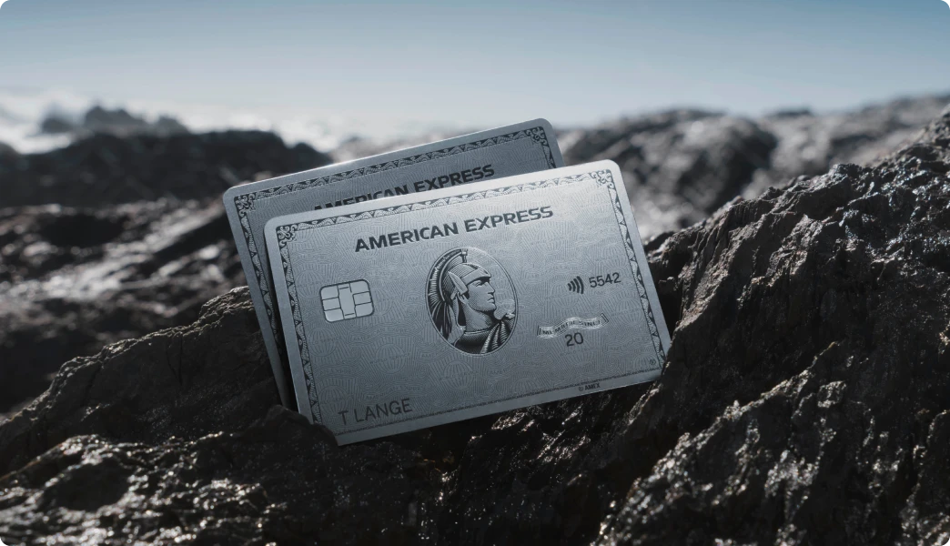 Zwei Platinum Karten auf Felsen