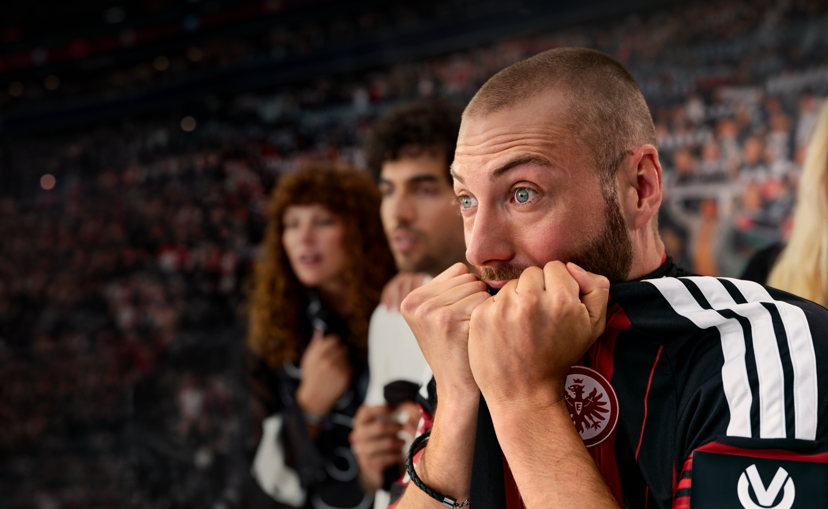 Eintracht Fan fiebert beim einem Fussballspiel mit.