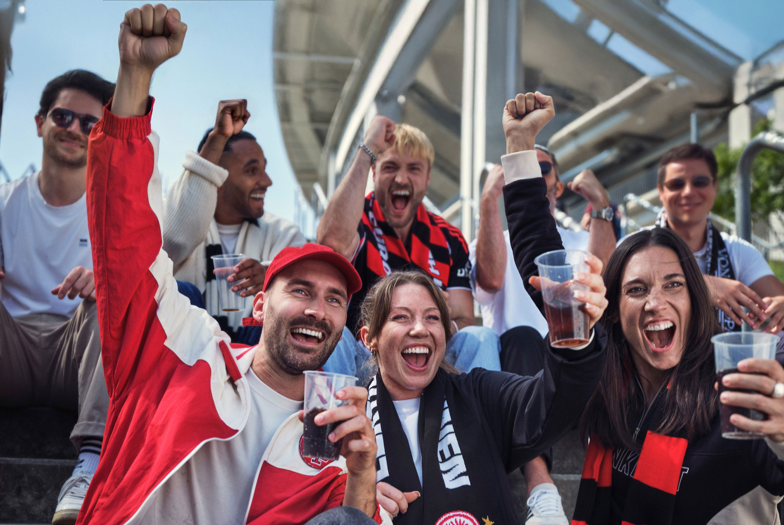 Jubelnde Eintracht-Fans