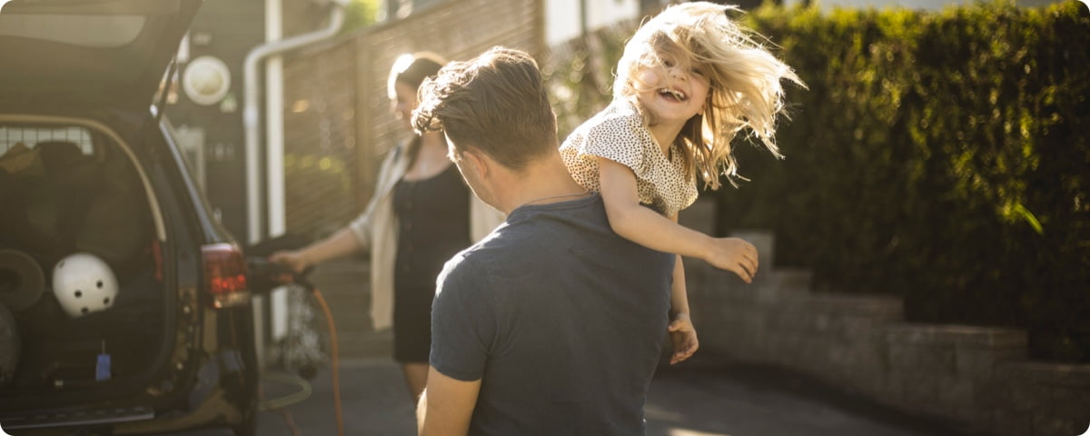 Familie geht zum Auto