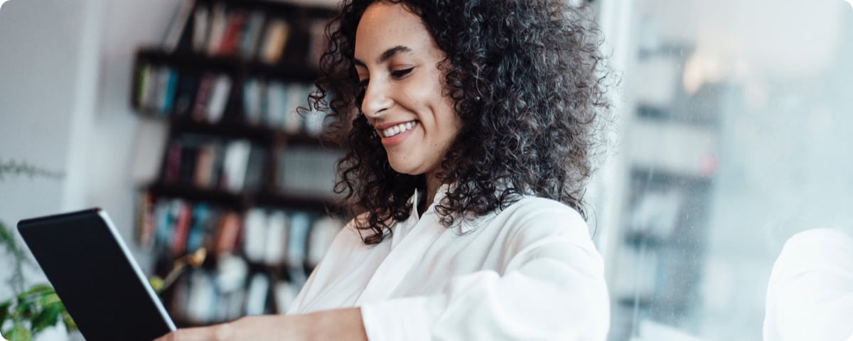 Frau mit Tablet im Büro