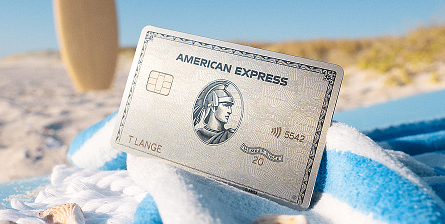 Platinum Card auf einem Handtuch am Strand