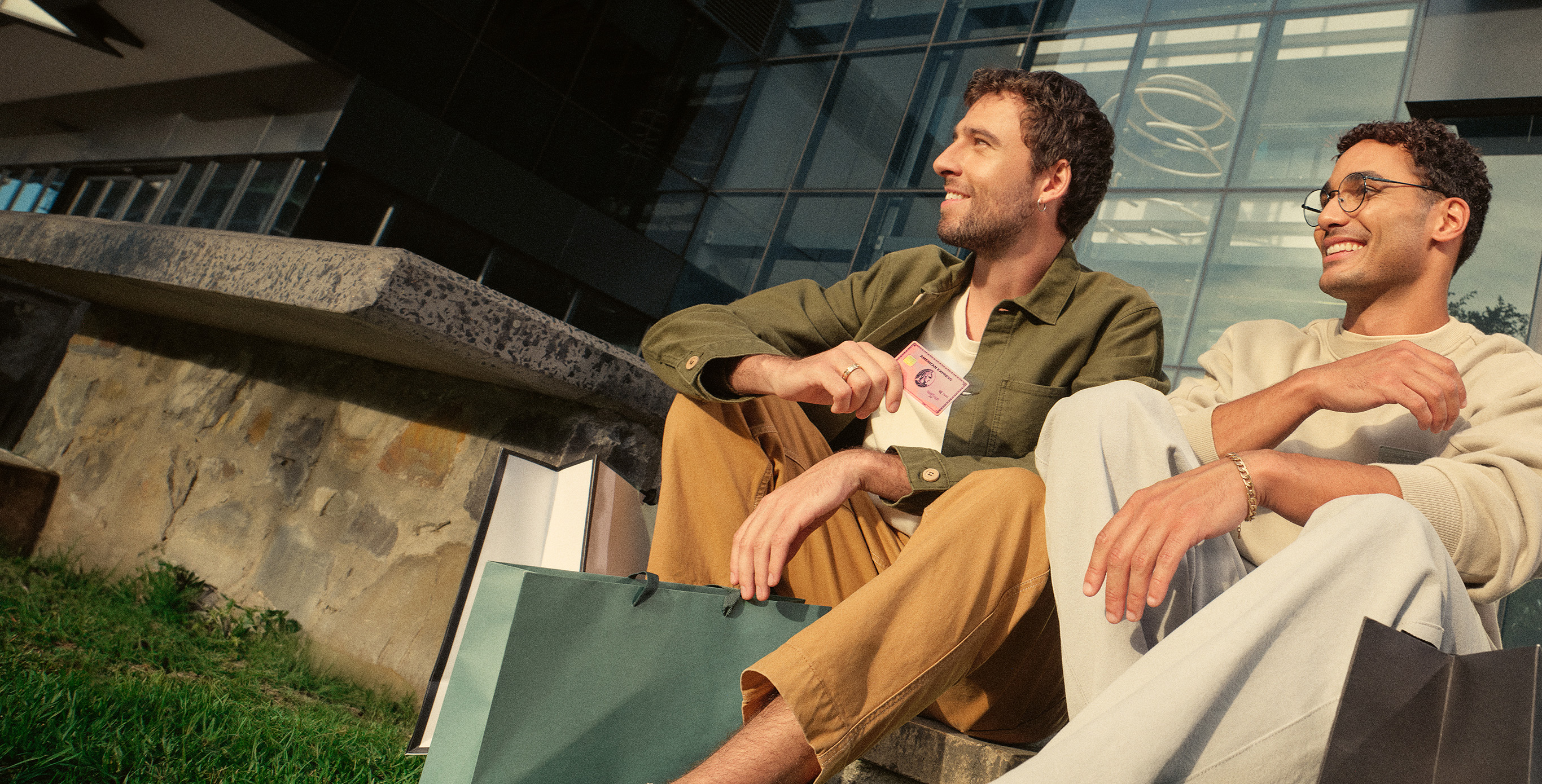 Zwei Männer mit der Gold Card Rosé beim shoppen