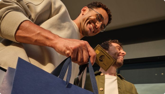 Zwei Männer tragen ihre Einkäufe