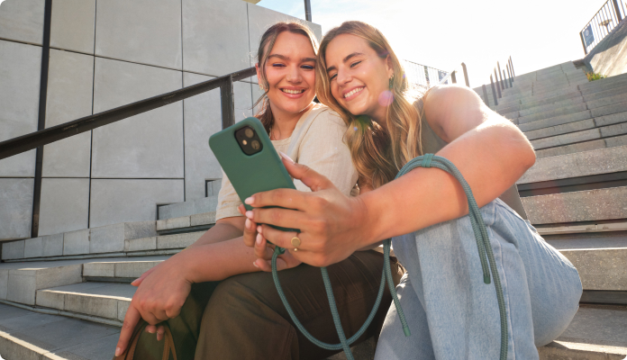 Zwei Frauen schauen auf ein Smartphone