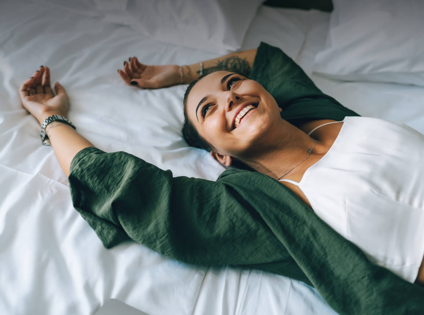 Junge Frau liegt auf einem Hotelbett