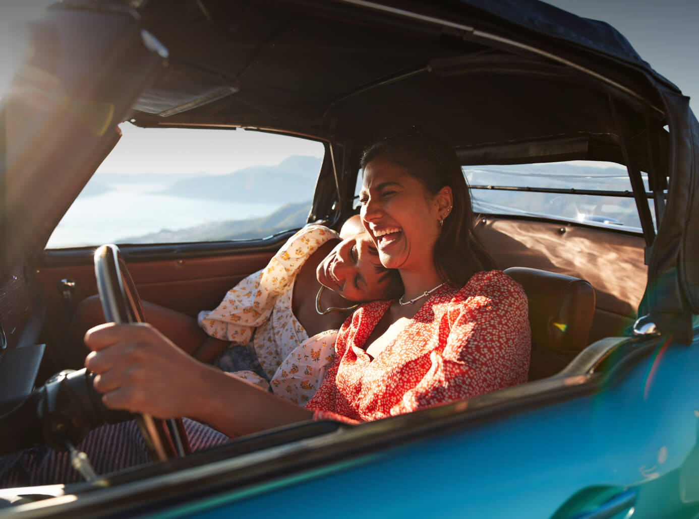 Junge Frauen fahren mit dem Auto
