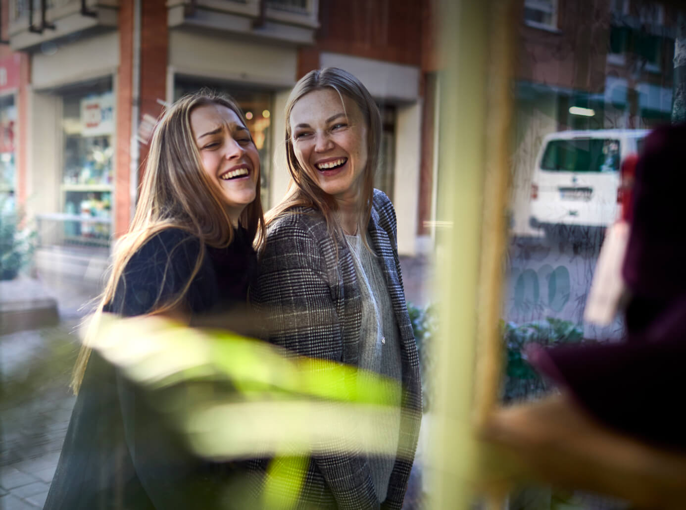 Freundinnen vor dem Schaufenster eines Ladens