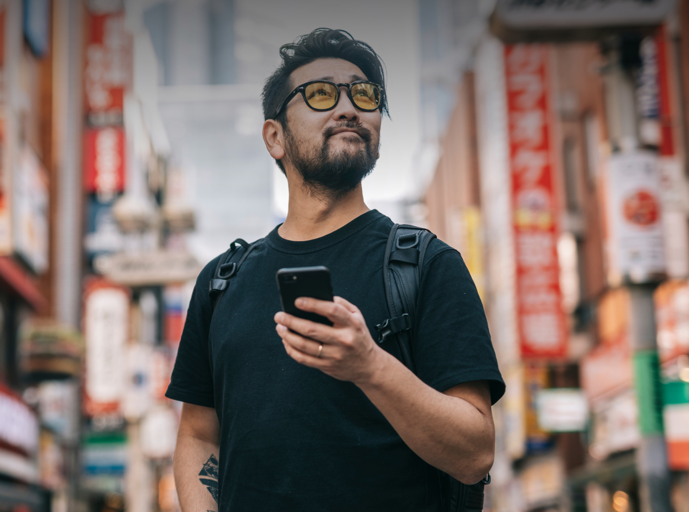 Mann mit Smartphone erkundet Tokio