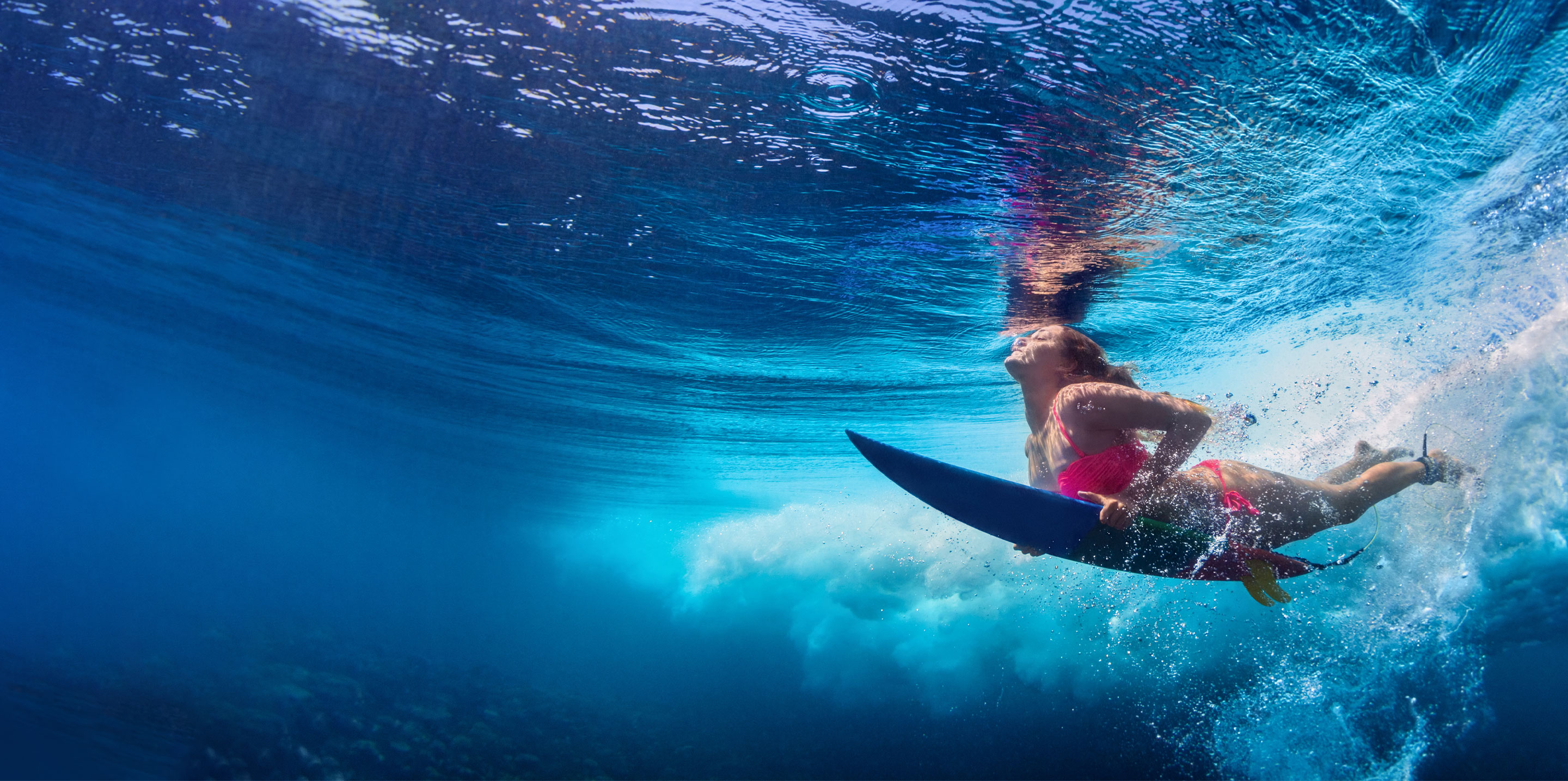 Frau beim Surfen