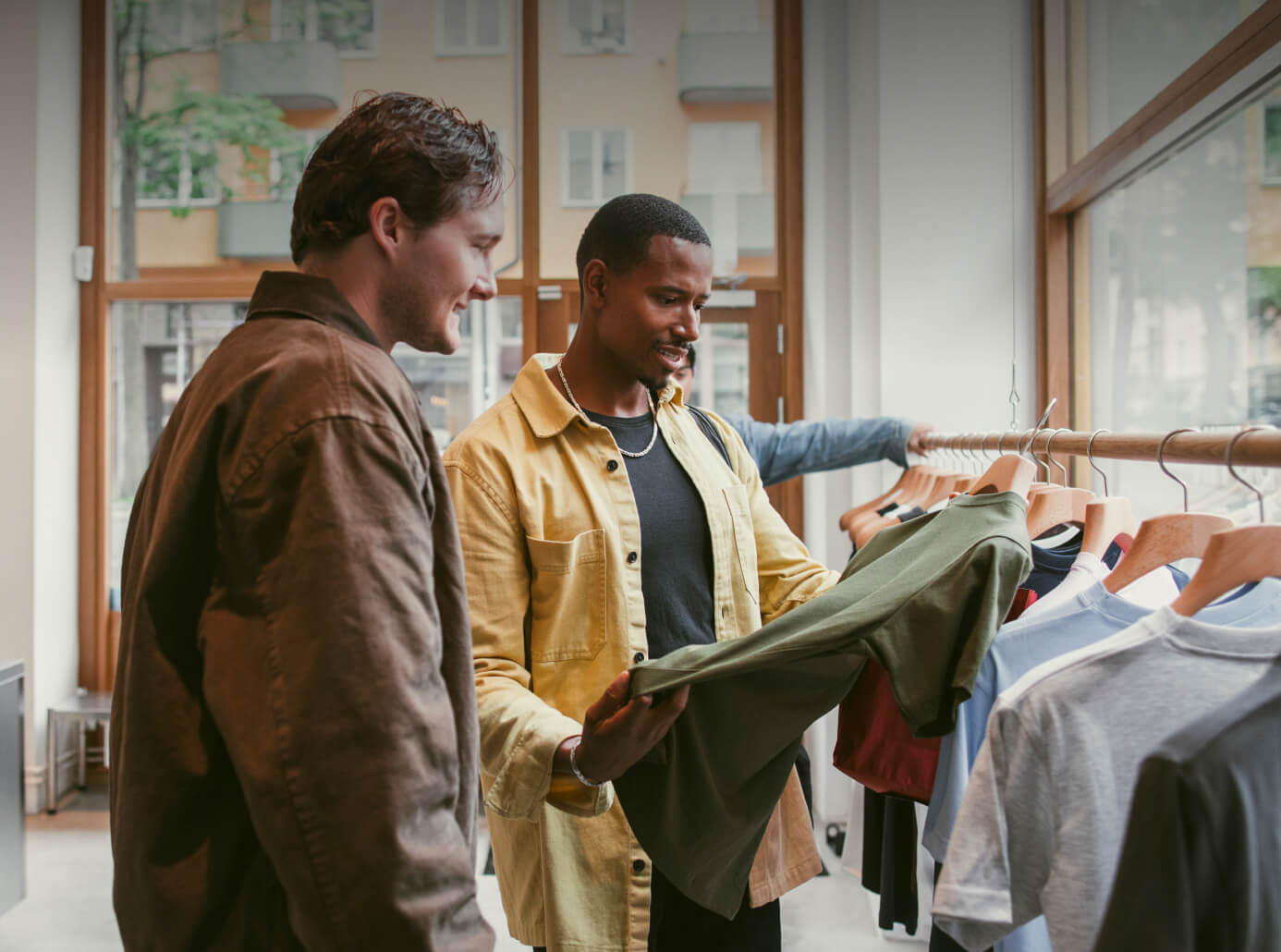 Zwei Freunde beim Shoppen