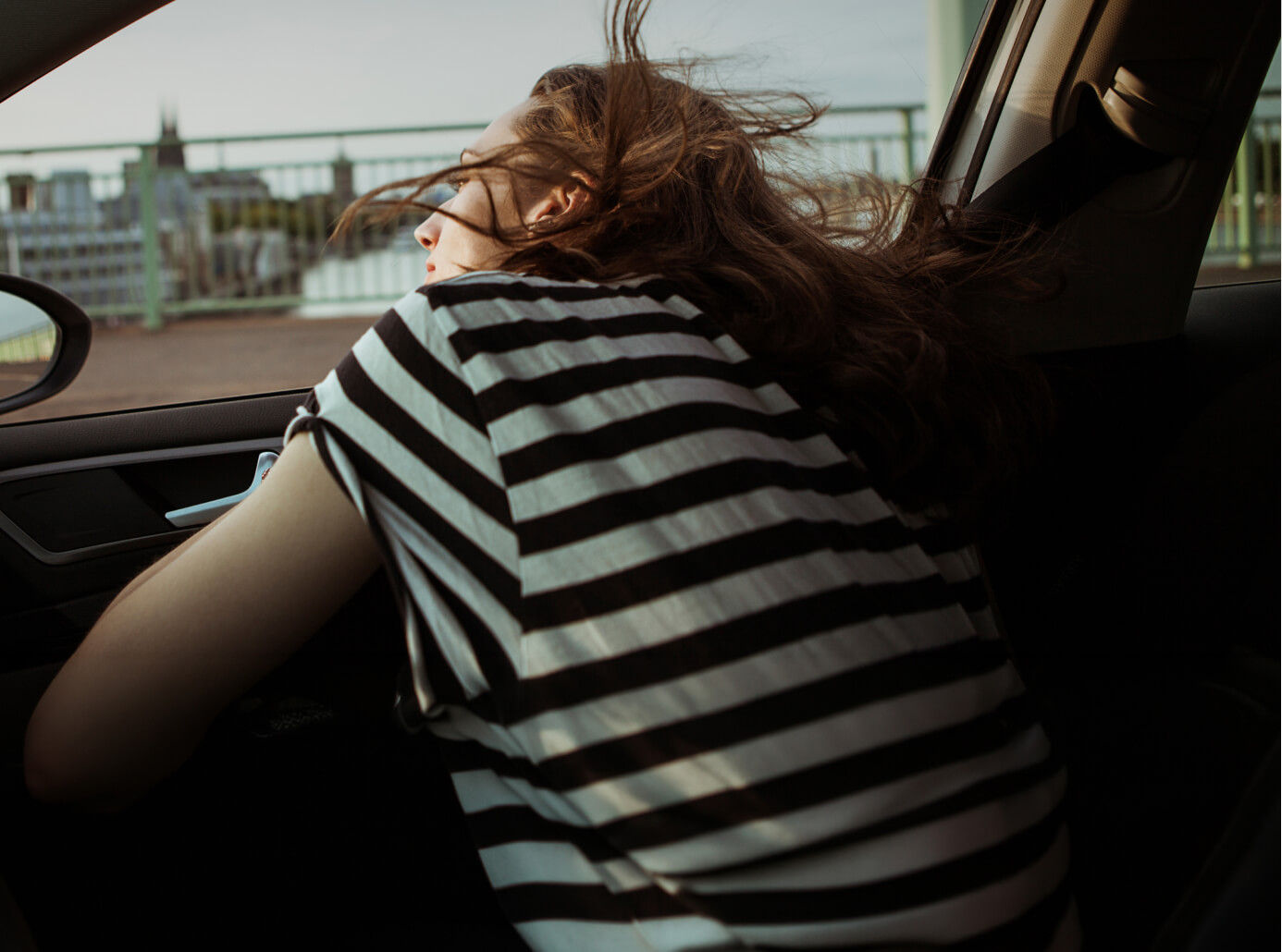Frau schaut während der Fahrt aus dem Autofenster