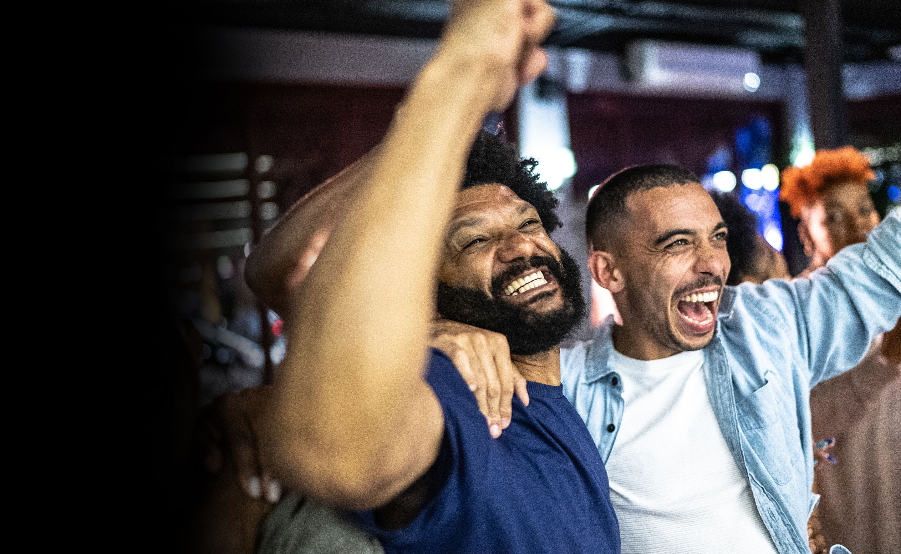 Freunde freuen sich über den Sieg ihrer Mannschaft